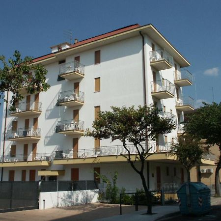 Condominio Michelangelo-Solo Per Famiglie- Walterigato Apartments Лидо-ди-Езоло Экстерьер фото