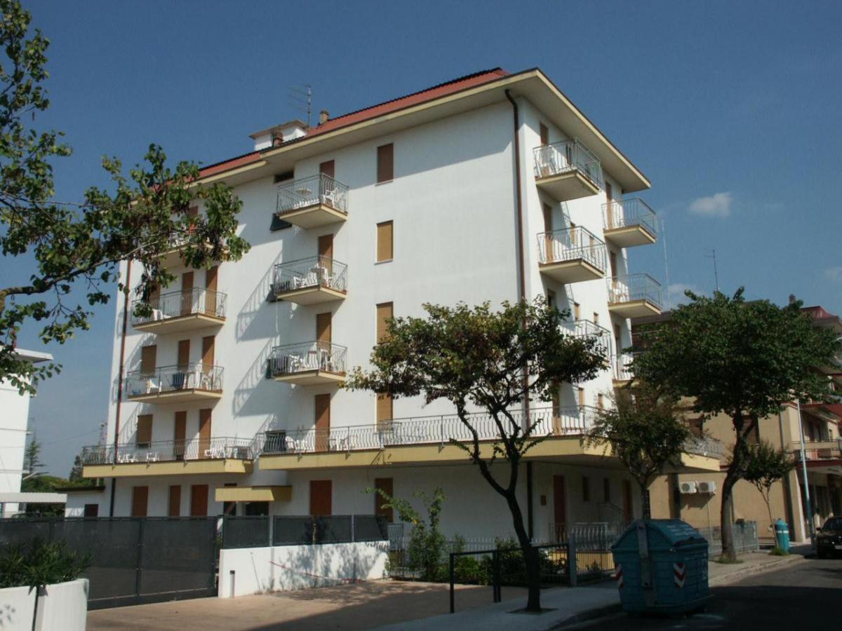 Condominio Michelangelo-Solo Per Famiglie- Walterigato Apartments Лидо-ди-Езоло Экстерьер фото